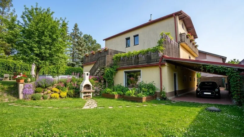 Gepflegtes Einfamilienhaus mit großem Garten, Grillplatz und überdachtem Carport.