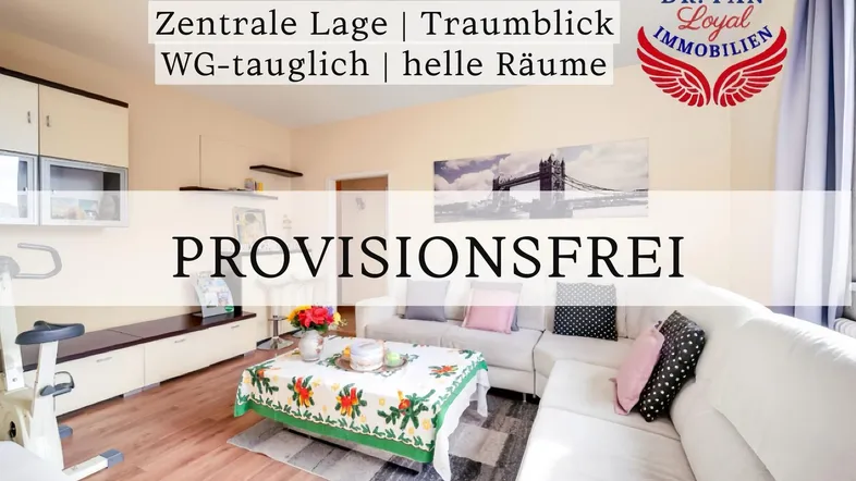 Helles Wohnzimmer mit Sofa, Beistelltisch und Fitnessgerät, überlagert mit Immobilieninformationen.