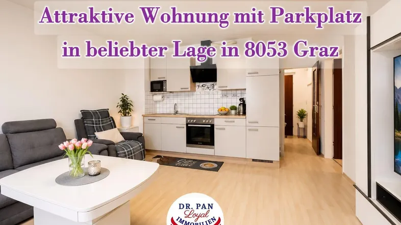 Helles Wohnzimmer mit integrierter Küche und modernem Esstisch, ideal für gemütliches Wohnen.