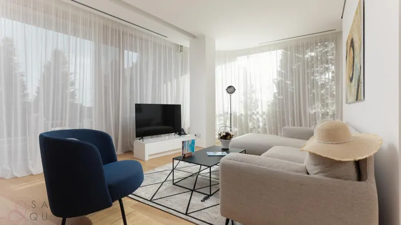 Helles Wohnzimmer mit modernen Möbeln, Holzboden und großen Fenstern mit Vorhängen.