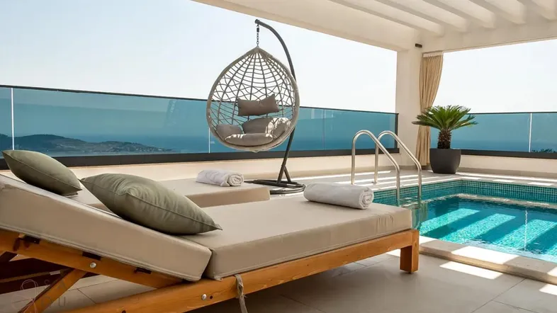 Große Sonnenterrasse mit privatem Pool, bequemen Liegen und atemberaubendem Meerblick.
