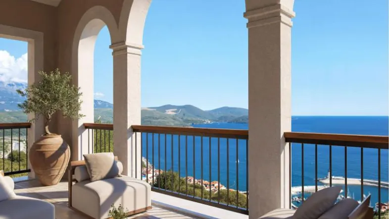 Geräumige Loggia mit bequemen Sitzmöbeln und atemberaubendem Meerblick durch elegante Bögen.