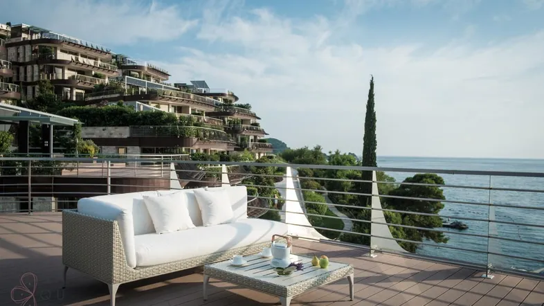 Geräumige Terrasse mit bequemen Gartenmöbeln und atemberaubendem Meerblick auf die Küste.