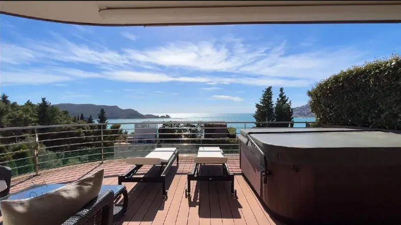 Geräumige Terrasse mit Whirlpool und Liegestühlen bietet einen atemberaubenden Meerblick.