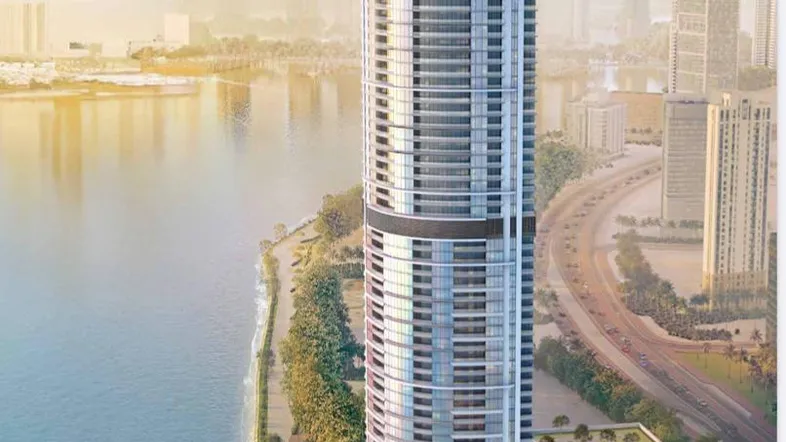 Moderne Hochhaus-Architektur am Wasser mit Blick auf die Stadt.