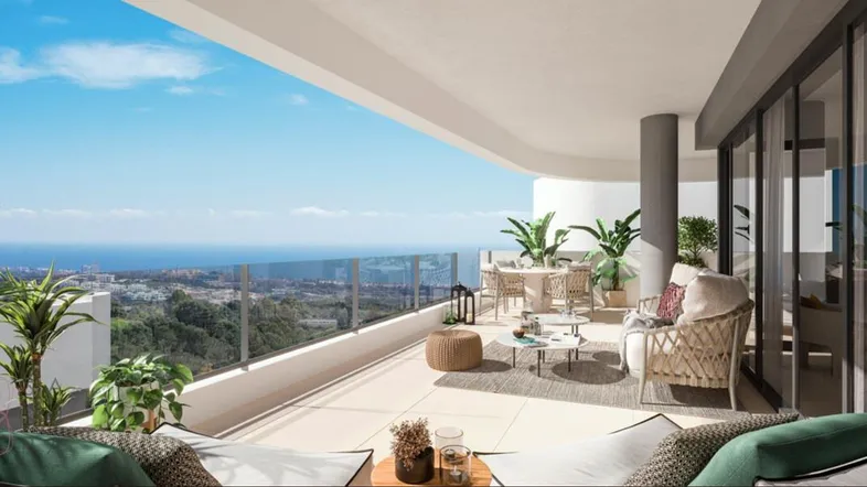 Geräumige Terrasse mit Meerblick, bequemen Sitzgelegenheiten und Pflanzen für entspannte Stunden im Freien.