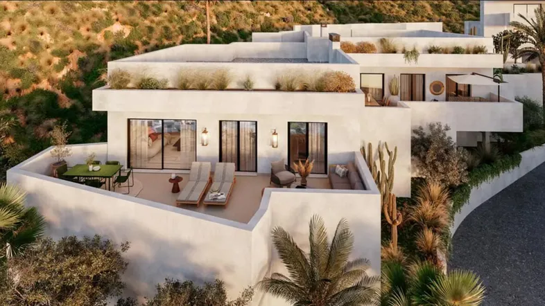 Moderne Terrassenwohnung mit Meerblick, ausgestattet mit Lounge-Möbeln und Essbereich im Freien.