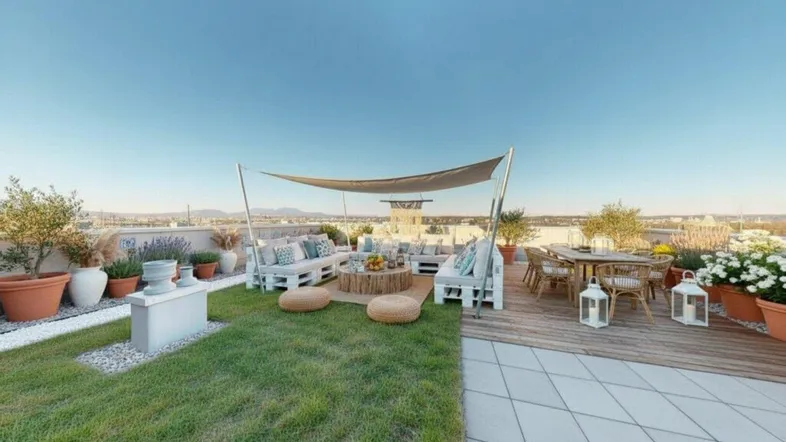 Große Dachterrasse mit bequemen Lounge-Möbeln, Essbereich und Pflanzen, ideal zum Entspannen im Freien.
