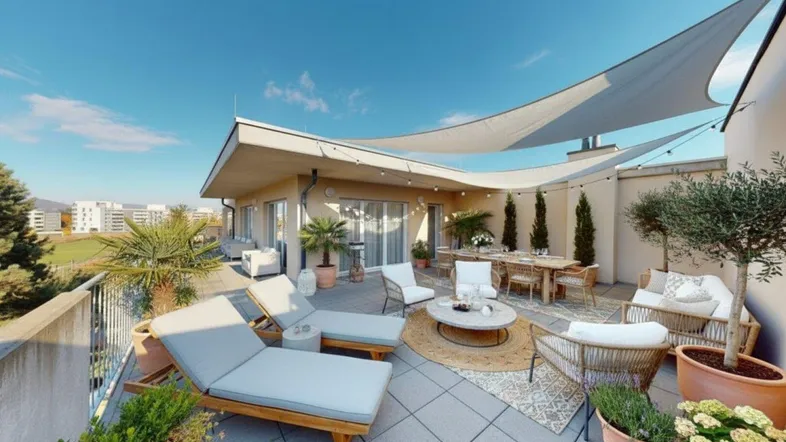 Große, möblierte Dachterrasse mit Sonnensegeln, Liegestühlen und Essbereich unter blauem Himmel.