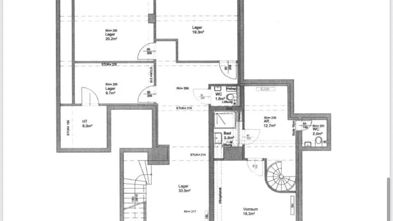 Detaillierter Grundrissplan eines Untergeschosses mit mehreren Lagerräumen, einem Bad und einer Wendeltreppe.