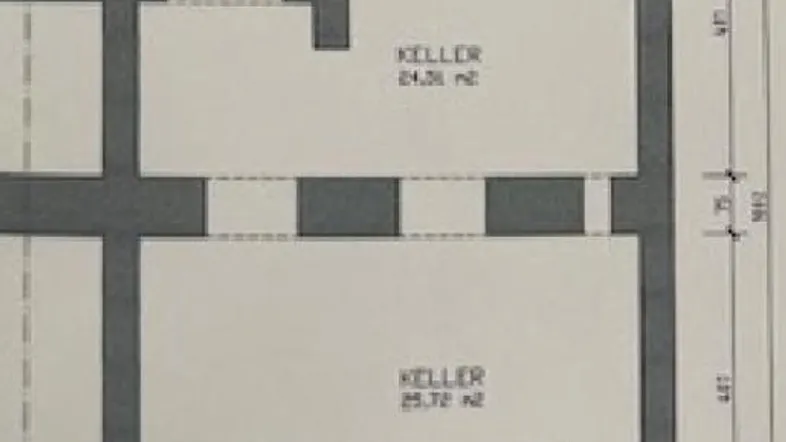 Grundrissplan zeigt zwei Kellerräume mit Gesamtfläche und Zugang zu einem weiteren Bereich.