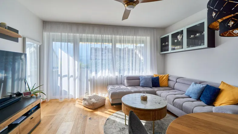 Wohnzimmer mit Ausgang zum Südbalkon