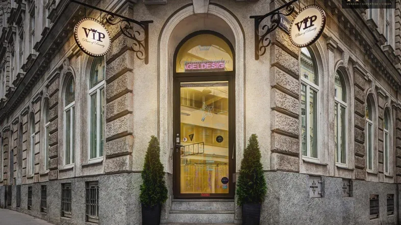 Historische Fassade eines Eckgebäudes mit großen Bogenfenstern und einem modernen Eingangsbereich.