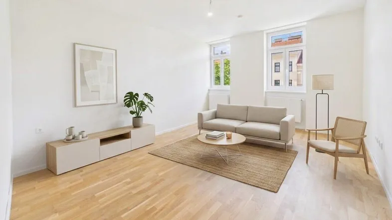 Helles Wohnzimmer mit modernem Sofa, Holzboden und Blick auf die Stadt durch große Fenster.