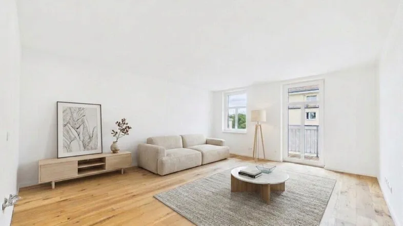 Helles Wohnzimmer mit Holzboden, modernem Sofa und Zugang zu einem französischen Balkon.