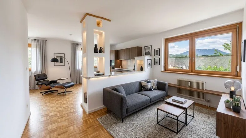 Helles Wohnzimmer mit Parkettboden, Bergblick und offener Verbindung zur Küche.