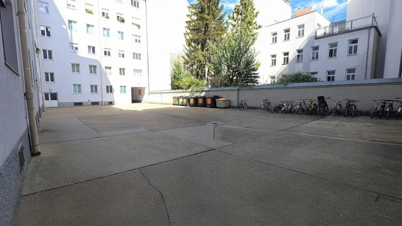 großer Innenhof mit Fahrradabstellplätzen