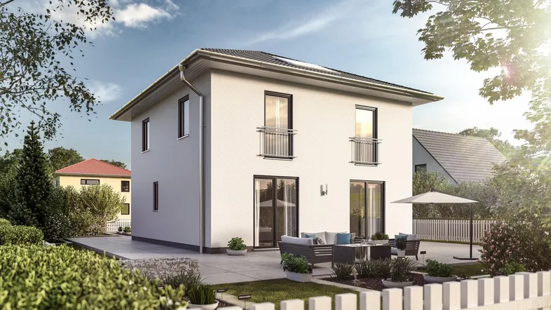 Moderne Hausfassade mit weißem Putz, großen Fenstern und einer möblierten Terrasse im Garten.