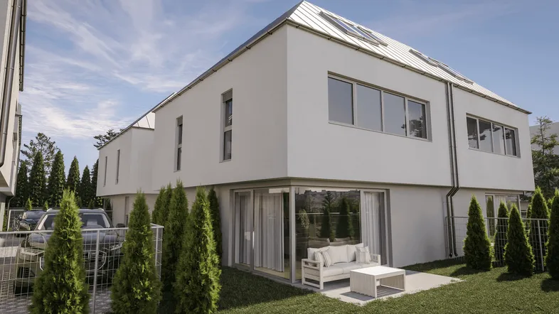 Moderne Reihenhausfassade mit weißem Putz, großen Fenstern und einer kleinen möblierten Terrasse.