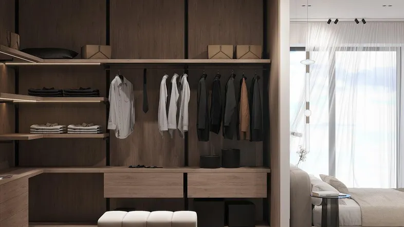 Offener begehbarer Kleiderschrank mit Holzelementen und integrierten Regalen.