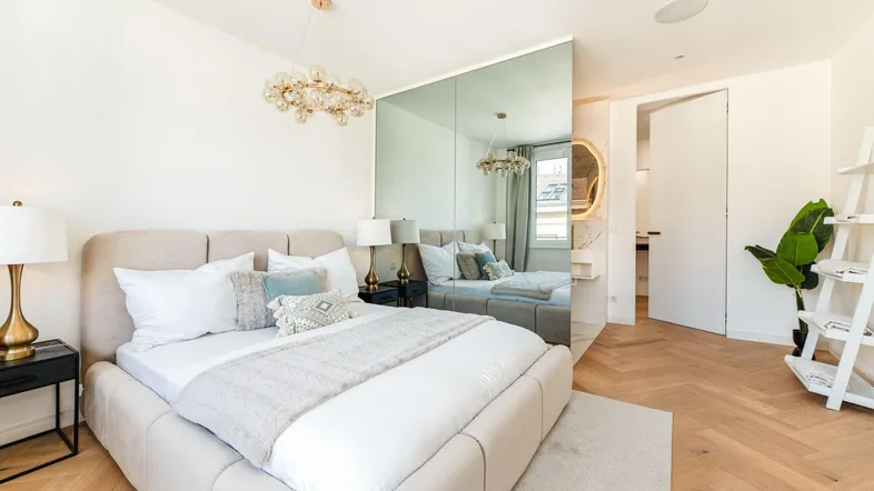 Schlafzimmer mit Bad en Suite und Loggia