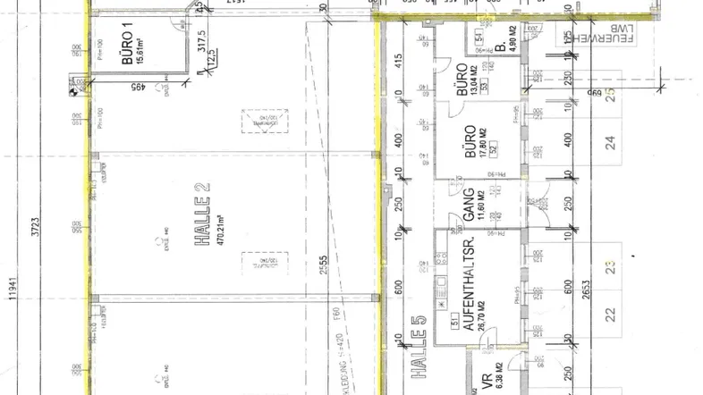 Detaillierter Grundrissplan mit mehreren Büros, einer großen Halle und Sanitärbereichen.