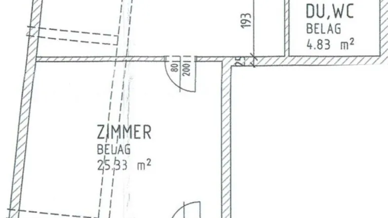 Grundrissplan mit offenem Wohn-Essbereich, einem Zimmer, Bad und Balkon.