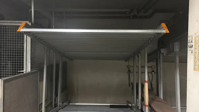 Ein modernes Doppelparker-System in einer Tiefgarage, bereit zur Aufnahme von Fahrzeugen auf zwei Ebenen.