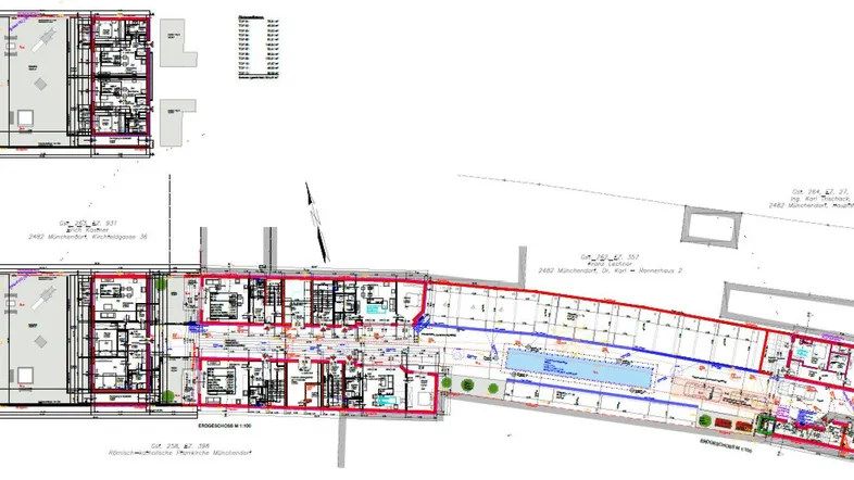 Detaillierter Grundrissplan eines langen Gebäudekomplexes mit mehreren Wohneinheiten und Außenbereichen.