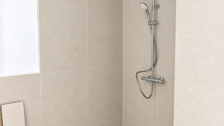 Modernes Duschbad mit beigefarbenen Fliesen, Regendusche und bodengleichem Abfluss.