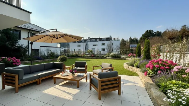 Großzügige Terrasse mit modernen Gartenmöbeln, Sonnenschirm und gepflegtem Gartenbereich.