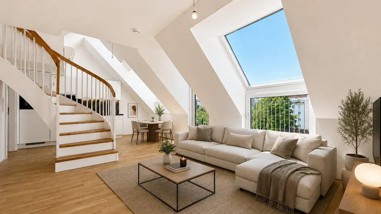 Helles, modern eingerichtetes Wohnzimmer mit Dachschrägen, großen Fenstern und einer eleganten Holztreppe.