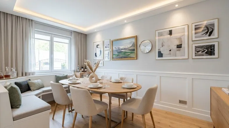 Modernes Esszimmer mit Holzboden, Wandvertäfelung und indirekter Deckenbeleuchtung, als Sanierungsvorschlag dargestellt.