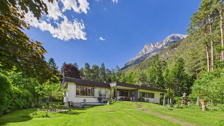 Einfamilienhaus in idyllischer Berglandschaft mit weitem Blick und großem Garten.