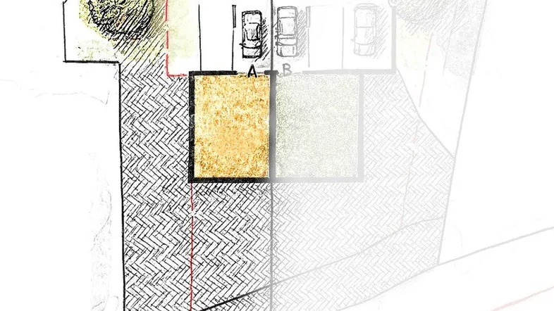 Übersichtsplan eines Grundstücks mit eingezeichneten Parkplätzen und Gebäudegrundriss.