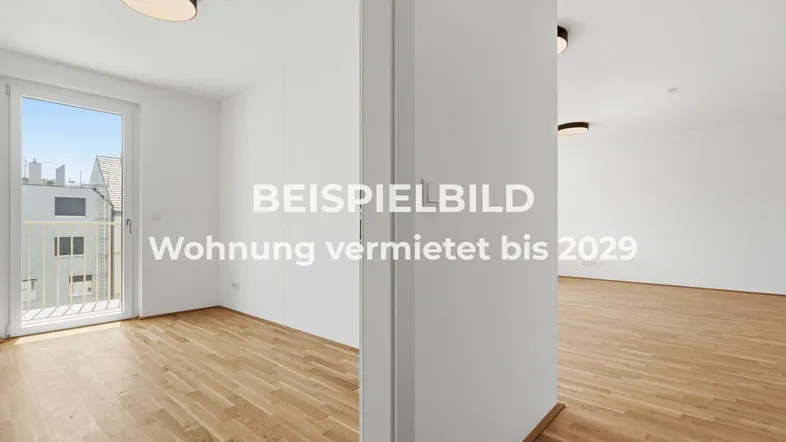 Heller, leerer Raum mit modernem Parkettboden und Zugang zu einem Balkon.