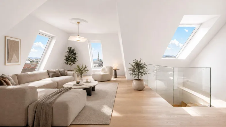 Helles, modernes Wohnzimmer im Dachgeschoss mit Holzboden, großen Dachfenstern und Blick auf die Stadt.