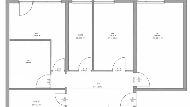 Grundriss einer Wohnung mit vier Zimmern, Küche, Bad, Abstellraum und einem Balkon.