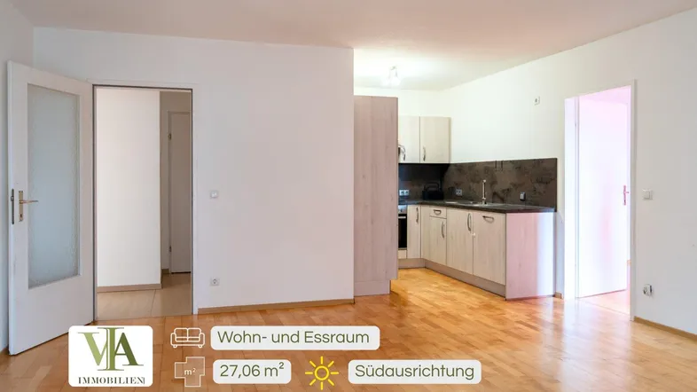 Heller Wohn- und Essbereich mit integrierter Küchenzeile und warmem Holzfußboden.