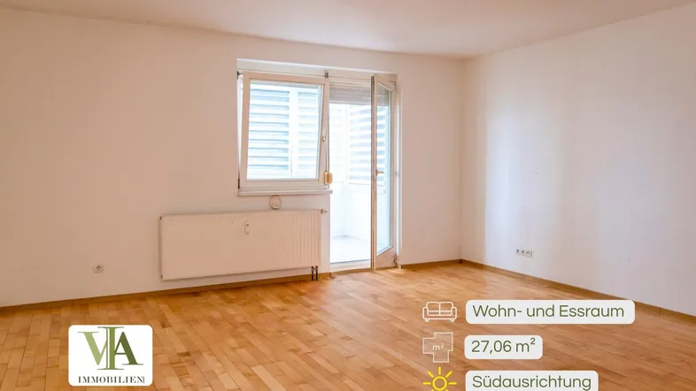 Heller Wohn- und Essbereich mit Parkettboden, Heizkörper und Zugang zu einem verglasten Balkon mit Südausrichtung.