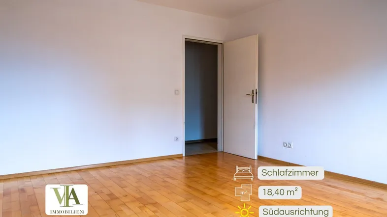 Helles Schlafzimmer mit Parkettboden und weiß gestrichenen Wänden, ideal für eine ruhige Atmosphäre.