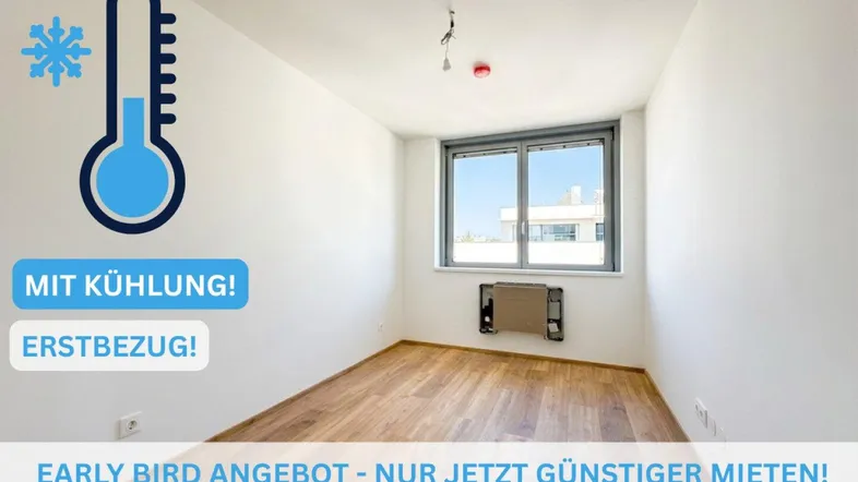 Helles, leeres Zimmer mit Holzboden und Kühlung, ideal für Erstbezug in einem Neubau.