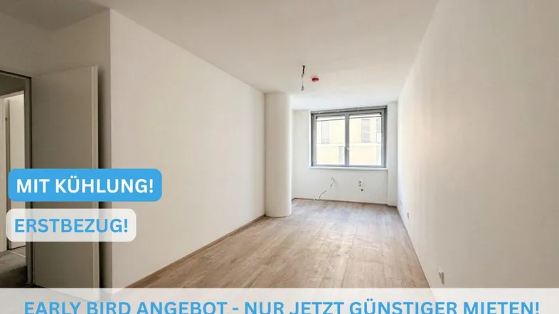 Leerer Raum mit hellem Laminatboden und weißen Wänden, bereit für den Erstbezug und ausgestattet mit Kühlung.