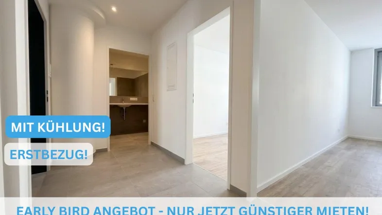 Heller Flur mit modernen Fliesen und Zugang zu weiteren Räumen, ideal für Erstbezug.