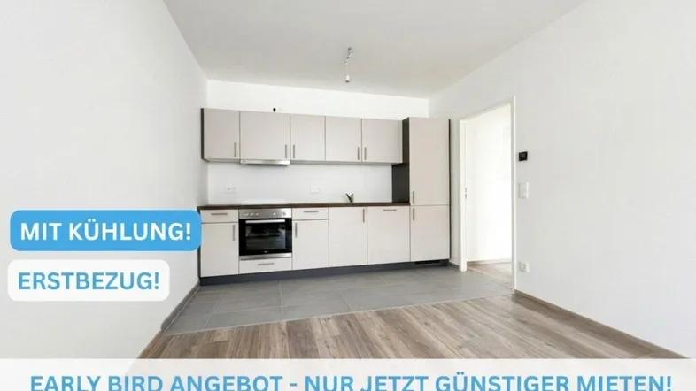 Moderne Einbauküche in einem hellen Raum mit Holzboden und Fliesenbereich, bereit für den Erstbezug.