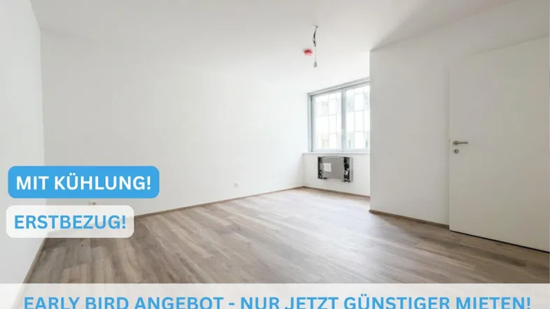 Helles, unmöbliertes Zimmer mit modernem Laminatboden und integrierter Kühlung.