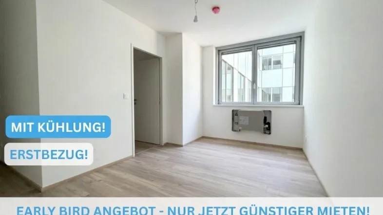 Helles, leeres Zimmer mit modernem Bodenbelag und großen Fenstern, bereit für den Erstbezug.