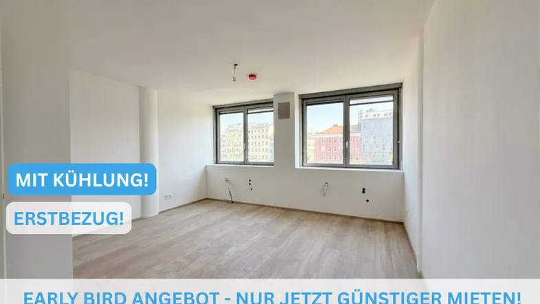 Heller, leerer Raum mit großen Fenstern und Blick auf die Stadt, ausgestattet mit neuem Bodenbelag und Kühlung.