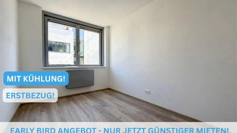 Helles, unmöbliertes Zimmer mit großem Fenster und modernem Laminatboden, ideal für den Erstbezug.
