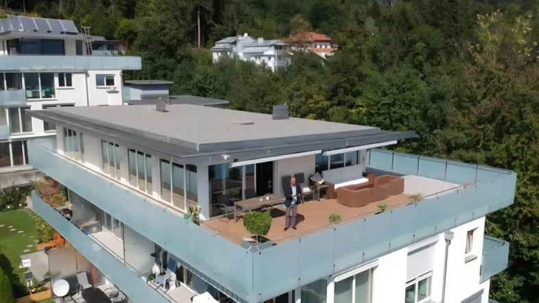 Moderne Penthouse-Wohnung mit großer Dachterrasse, Balkonen und Blick ins Grüne.